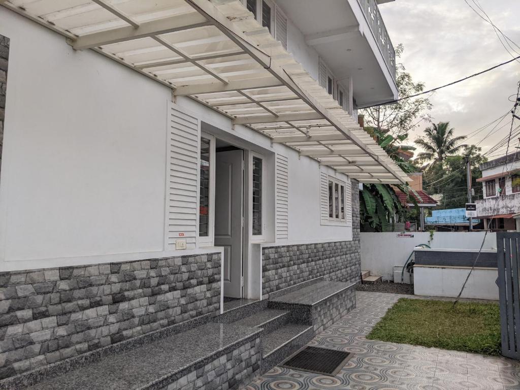 Budget rooms near Lulu Mall Kochi